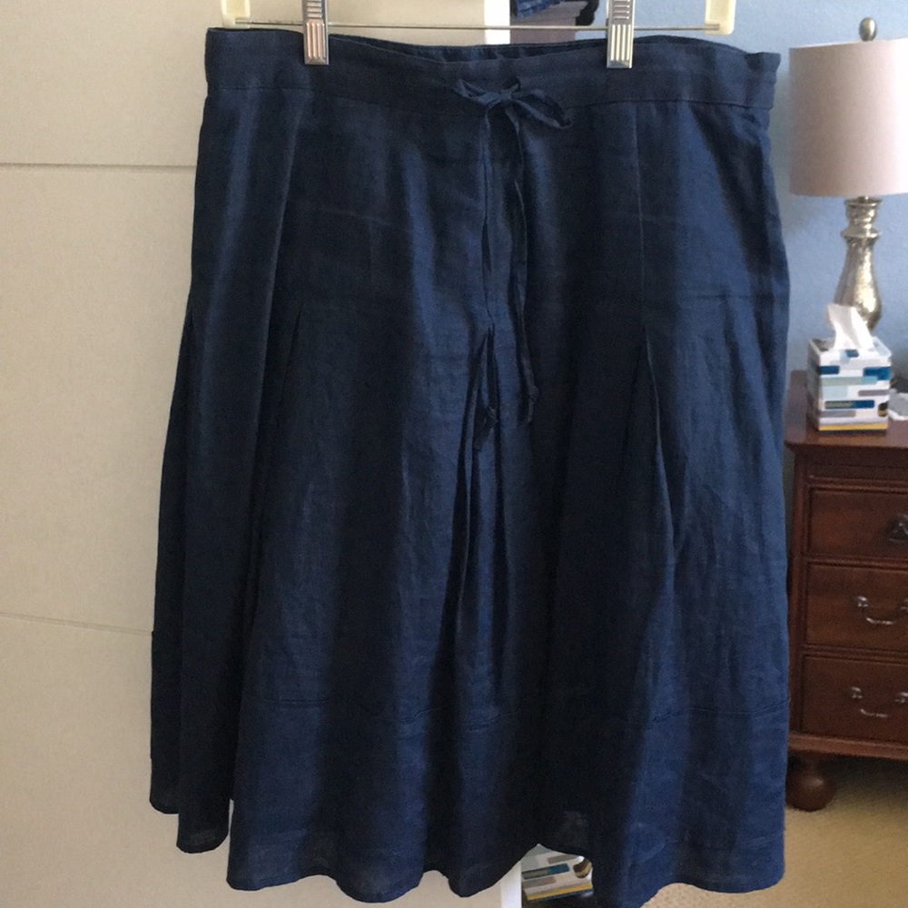 Banana Republic navy linen skirt. Flirty!